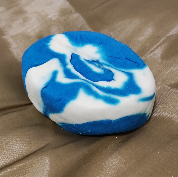 Lush blue skies and fluffy white clouds bubble bar - Picture 1 of 3